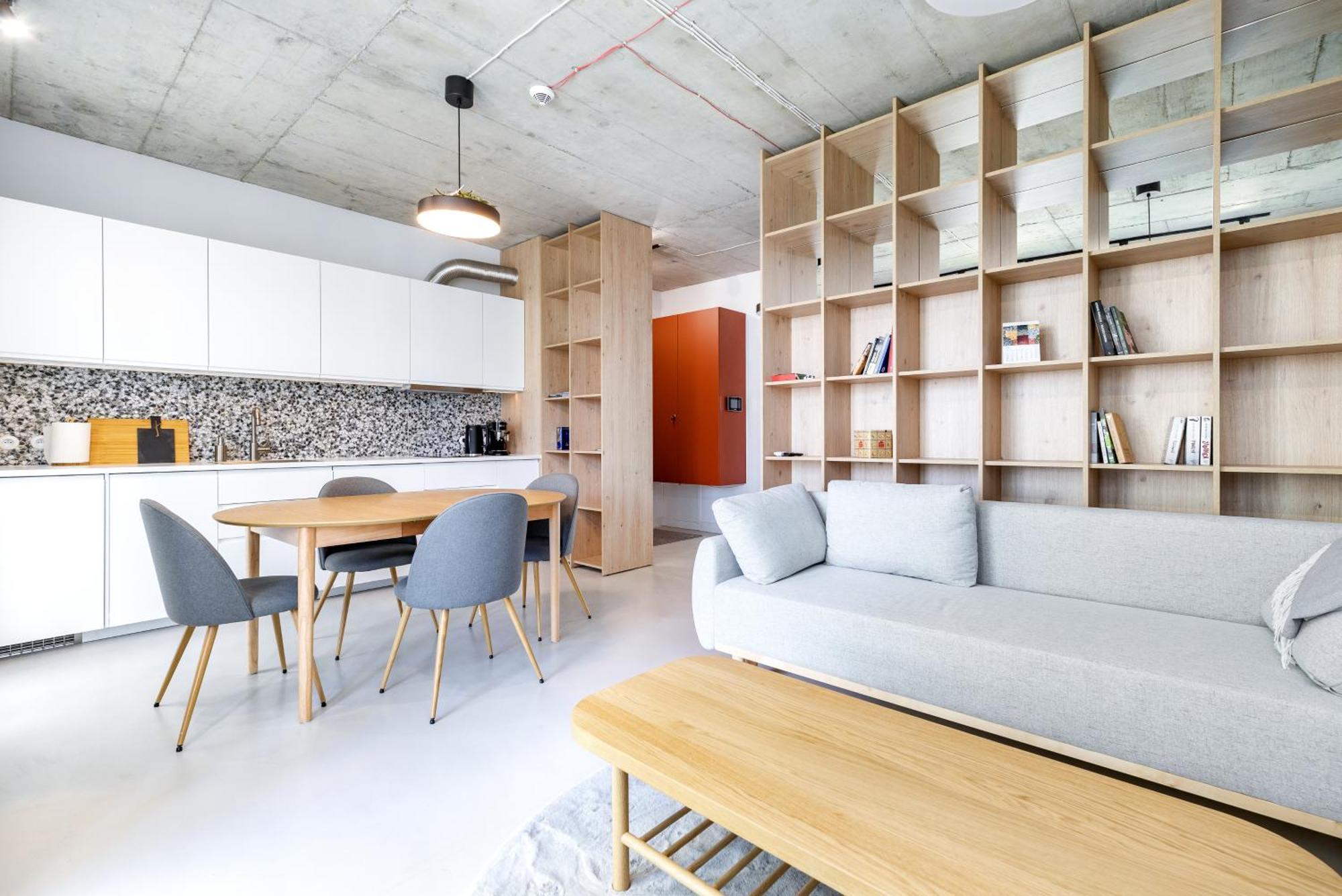 Lakeside Apartment *